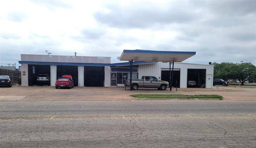 Prime location high traffic location in the south of Abilene on Buffalo Gap Rd. This property has multiple ingresses off Buffalo Gap Rd.  The property is located close to shopping, excellent location for retail, restaurant, underground storage tanks have been removed.