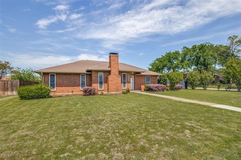 Photo of 900 Hillside Lane, Flower Mound, TX 75028 (MLS # 21222248)