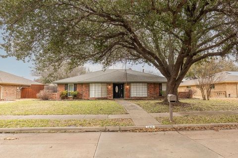 Photo of 2425 Coleshire Drive, Plano, TX 75075 (MLS # 21159145)