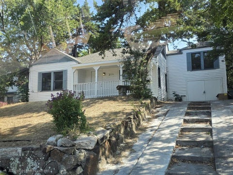 Photo of 314 W Clarendon Drive, Dallas, TX 75208 (MLS # 21402648)