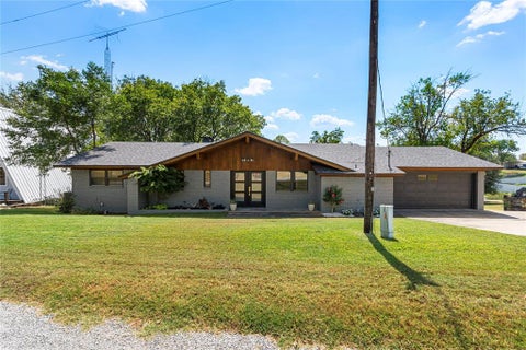 Photo of 80 Bayside Circle, Gainesville, TX 76240 (MLS # 21370522)