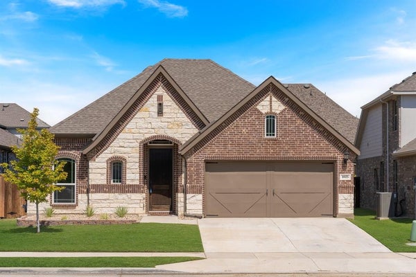 1025 ROSEBAY DR, JUSTIN, TX 76247 - Image f8adac2cffbbe9edfdf7917731f1bc9f/367323887