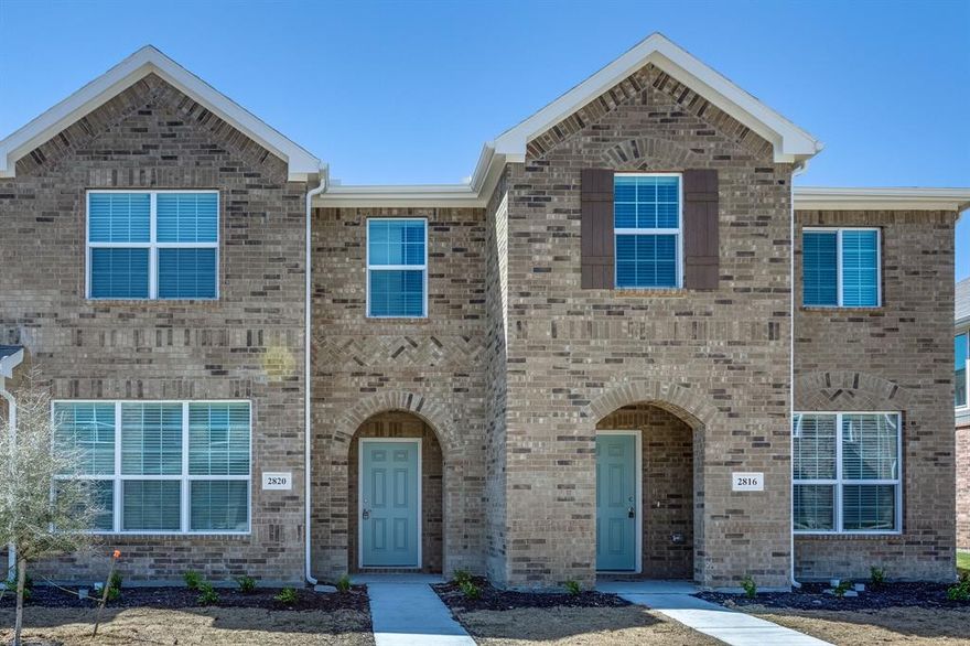 LED lighting. Granite in kitchen. Marble vanities in both bathrooms. Iron stair baluster! Ceiling fans in all rooms. Faux wood blinds. Easy commute to major employers such as PepsiCo, Ashley Furniture, FedEx, Walmart, WPS, and Orora Visual. From the town marketplace, pop up shops, events celebrating everything from Christmas to Cinco de Mayo, downtown Mesquite will keep you on your toes with plenty to do.
Intelligently constructed to deliver a high-quality home with lots of storage. Low maintenance to save you time and energy.
Gold package. See package info in photos.