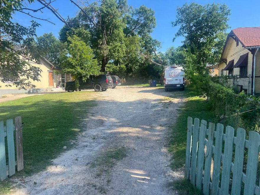 THIS VACANT LOT, PERFECTLY SITUATED JUST 5 MINS FROM THE VIBRANT HEART OF DOWNTOWN DALLAS, OFFES AN UNPARALLELED OPPORTUNITY FOR YOU NEXT PROJECT SPANN 50-150 THIS PROPERTY PROVIDES THE IDEAL CANVAS FOR A VARIETY OF DEVELOPMENTS