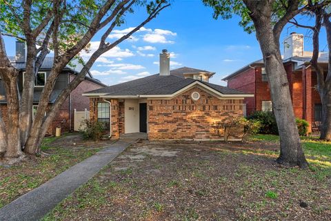 Photo of 2012 La Prada Parkway, Mesquite, TX 75150 (MLS # 21228172)