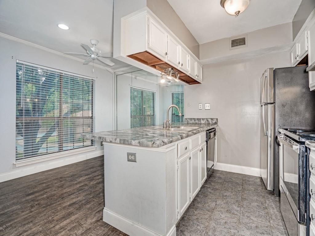 Photo for 16301 Ledgemont Lane #202, Addison, TX 75001 (MLS # 20199487)