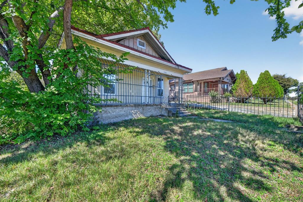 2405 Roosevelt Avenue