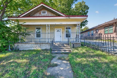 Photo of 2405 Roosevelt Avenue, Fort Worth, TX 76164 (MLS # 21417507)