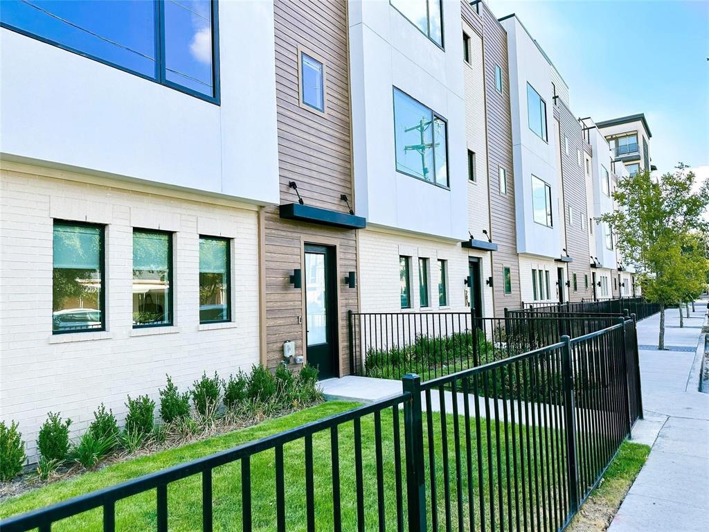 2633 Reagan Street 201