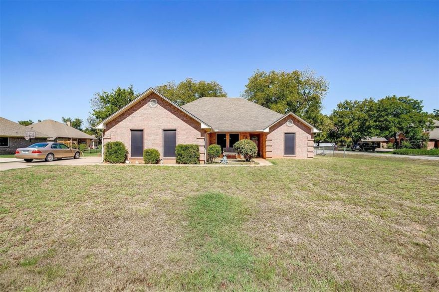 Open concept home located in Pecan Plantation. Plenty of community amenities including golf, tennis, camp ground, river access, equestrian center, grocery store, hardware store, bank and more! Flooring has been removed in several rooms due to a toilet overflowing. Toilet issue has been resolved but flooring has not been replaced.