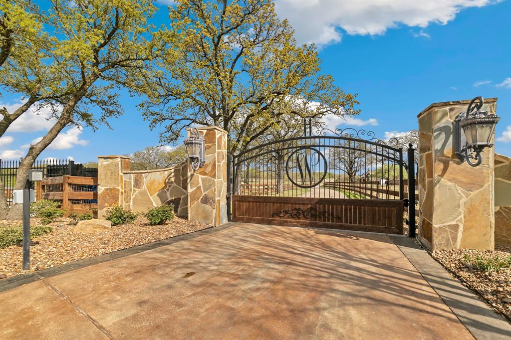 2 Groves Circle