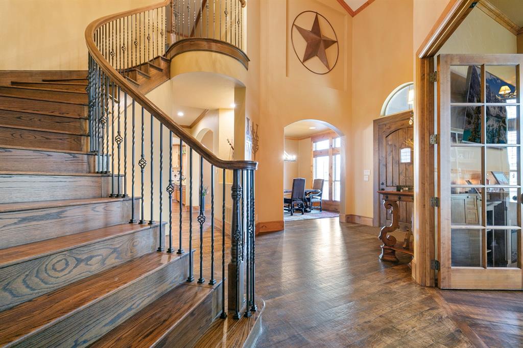 2 Groves Circle