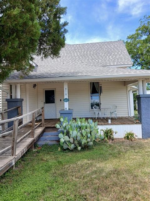 Photo of 916 AUSTIN Street, Coleman, TX 76834 (MLS # 21271542)