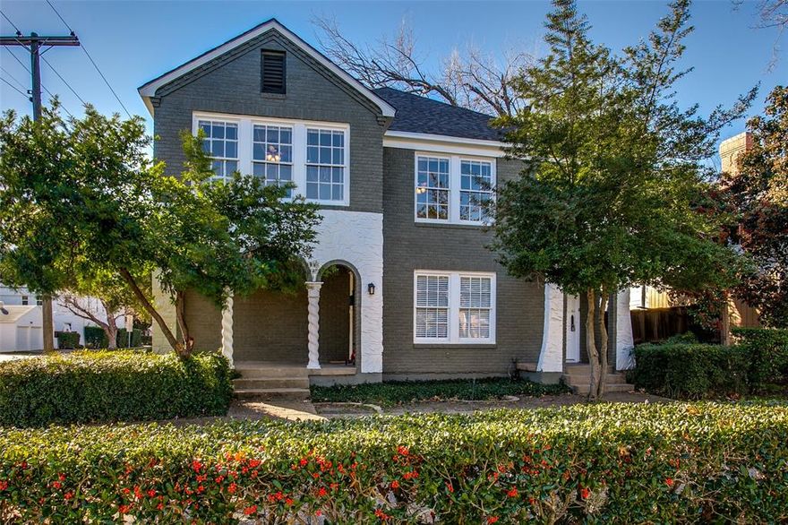 Upper 2 bed, 2 bath University Park duplex featuring hardwood floors, updated kitchen, full size connections, lots of windows, 1 car garage, fenced-in backyard. Nice primary suite with lots of closets. Easy to lease