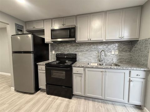 Photo of 1420 6th Street #D, Irving, TX 75060 (MLS # 21257758)