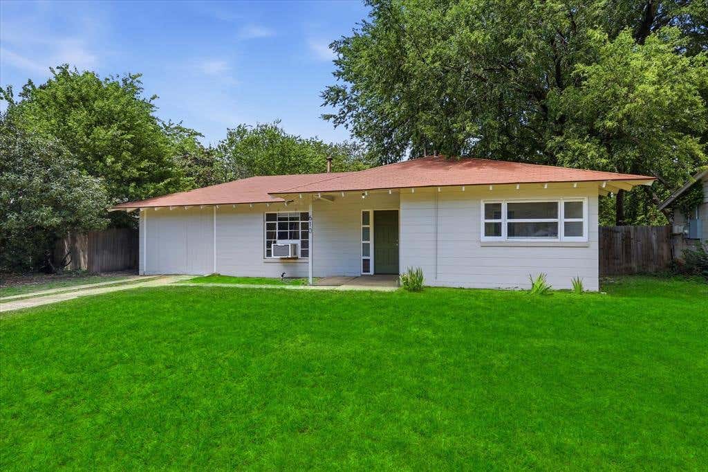 Photo of 610 Crescent Street, Denton, TX 76201 (MLS # 21350095)
