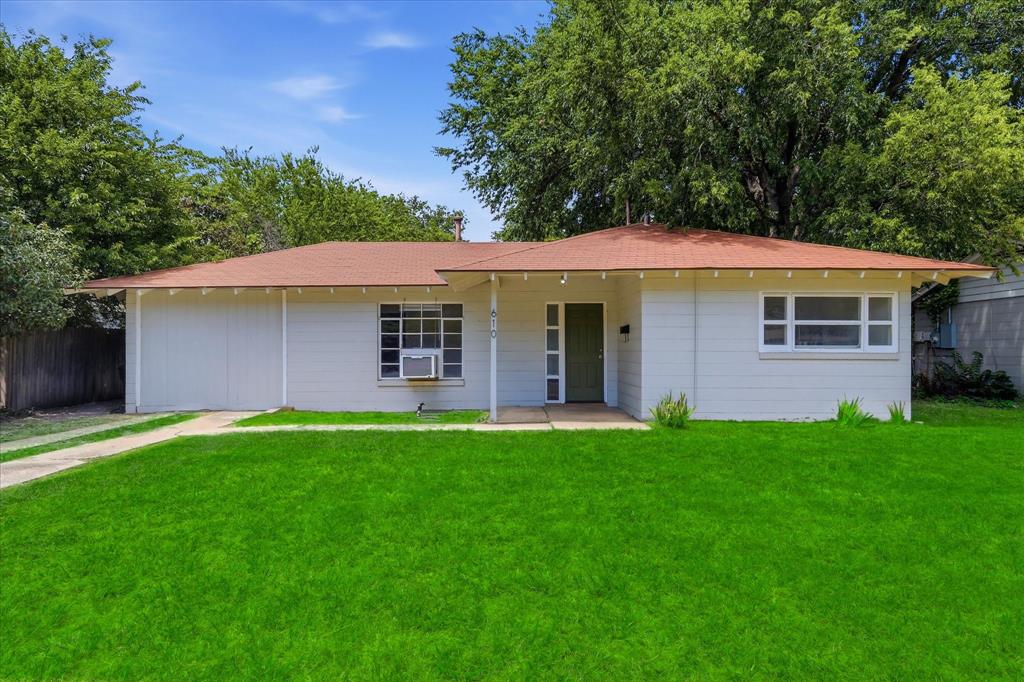 Photo of 610 Crescent Street, Denton, TX 76201 (MLS # 21350095)