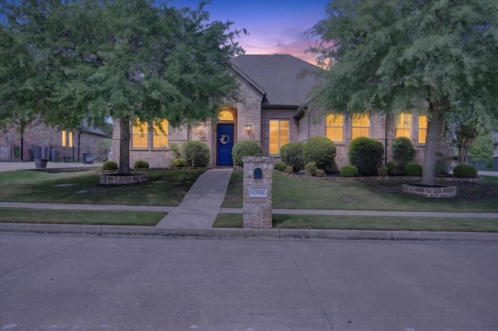 Photo of 4500 Knoll Ridge Drive, Fort Worth, TX 76008 (MLS # 21250644)