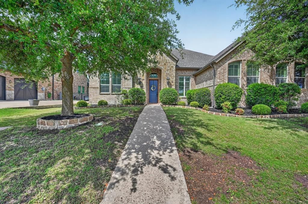 Photo of 4500 Knoll Ridge Drive, Fort Worth, TX 76008 (MLS # 21250644)