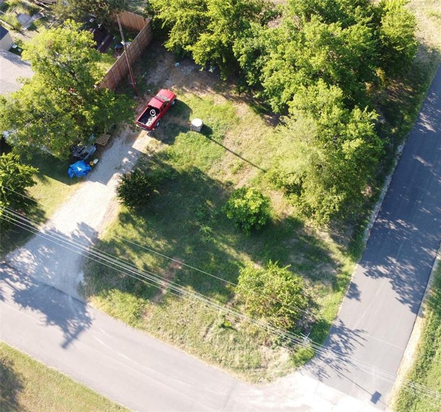 MOTIVATED SELLER.... Corner lot offered in Anna. There are SFR build requirements which should be verified by buyer prior to submitting an offer. This lot is in the city limits so there are deed restrictions as well. Buyer should verify schools etc. E Seventh St has utilities onsite and ready for your new build! Location is close to everything Anna has to offer.