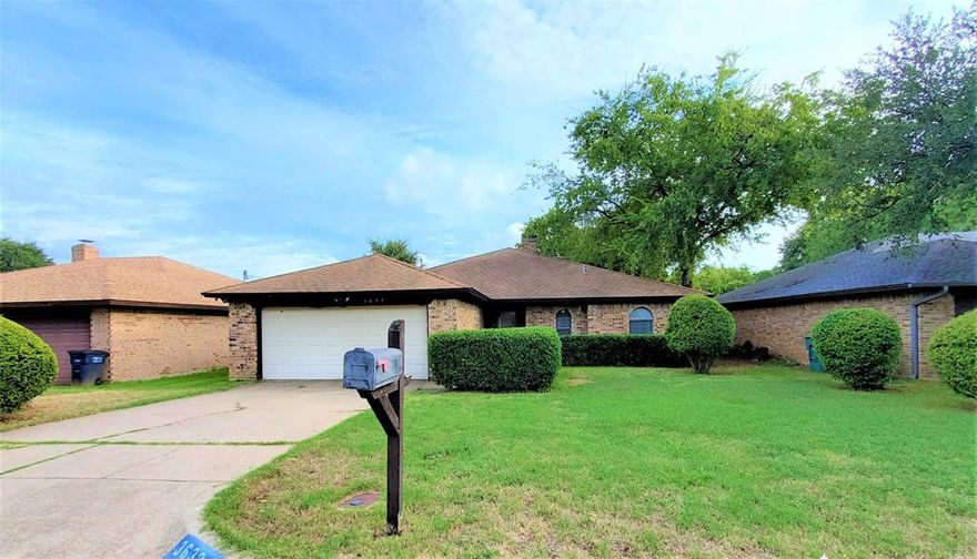 4 BEDROOM HOME IN ESTABLISHED NEIGHBORHOOD. PROPERTY HAS OPEN CONCEPT LAYOUT WITH LOTS OF STORAGE SPACE, EASY ACCESS TO I35, I20, DINING, SHOPPING, AND SCHOOLS.