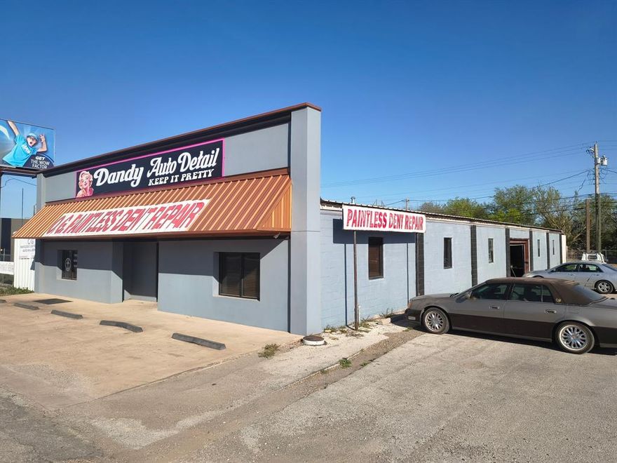 Great buy on 2 Heavy Industrial HIGH traffic, HIGH visibility locations. Sale will include both properties at 1939 & 1941 S Treadaway.  Approx 2k sq ft of showroom and office space, approx 6k sq ft of shop space, 2k sq ft of storage, fenced yard, Large canopy, and ample parking.  Ideal for many types of businesses

Buyer to verify all measurements and information within listing