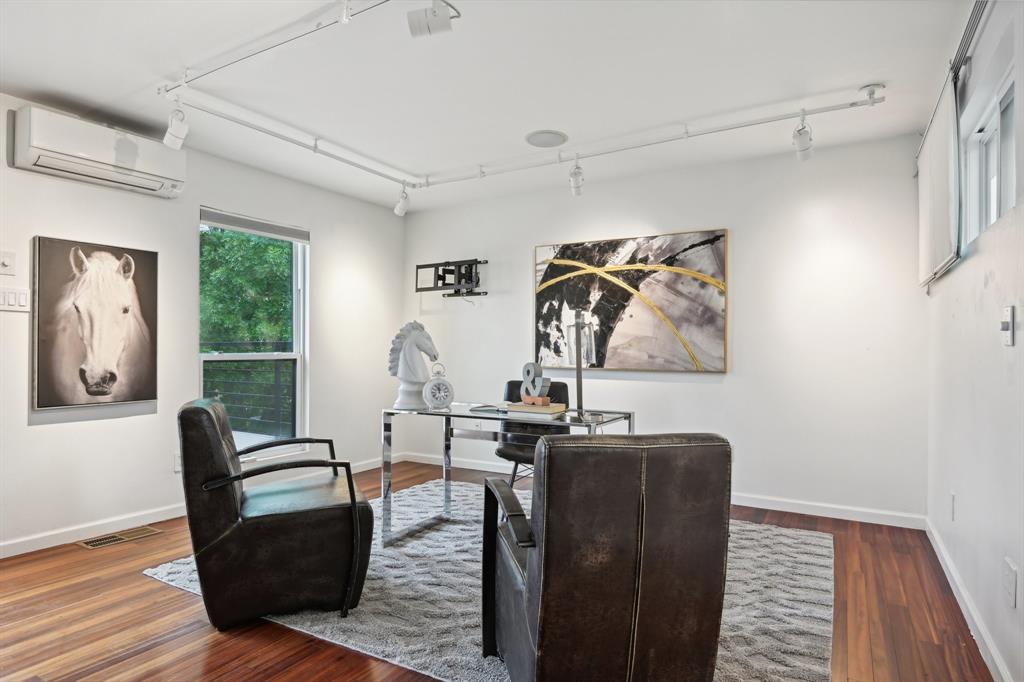 Bowser Twnhms 4102 - Residential