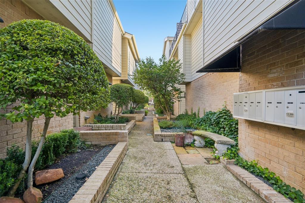 Bowser Twnhms 4102 - Residential