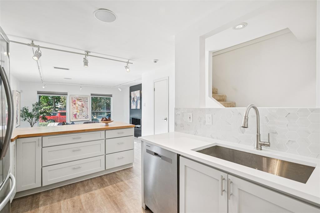 Bowser Twnhms 4102 - Residential