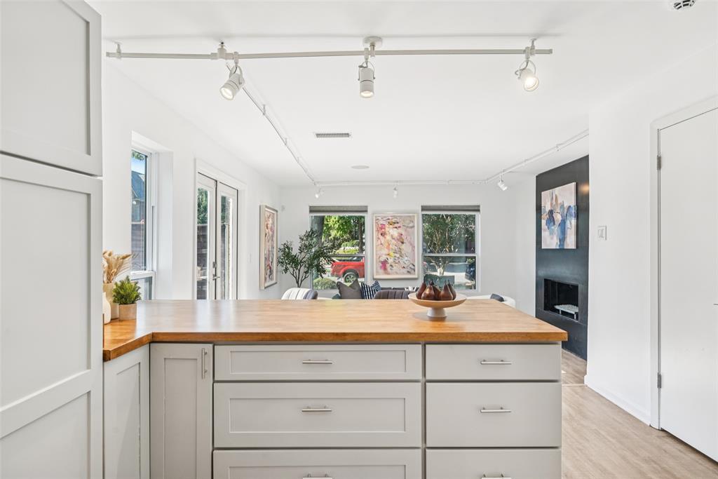 Bowser Twnhms 4102 - Residential