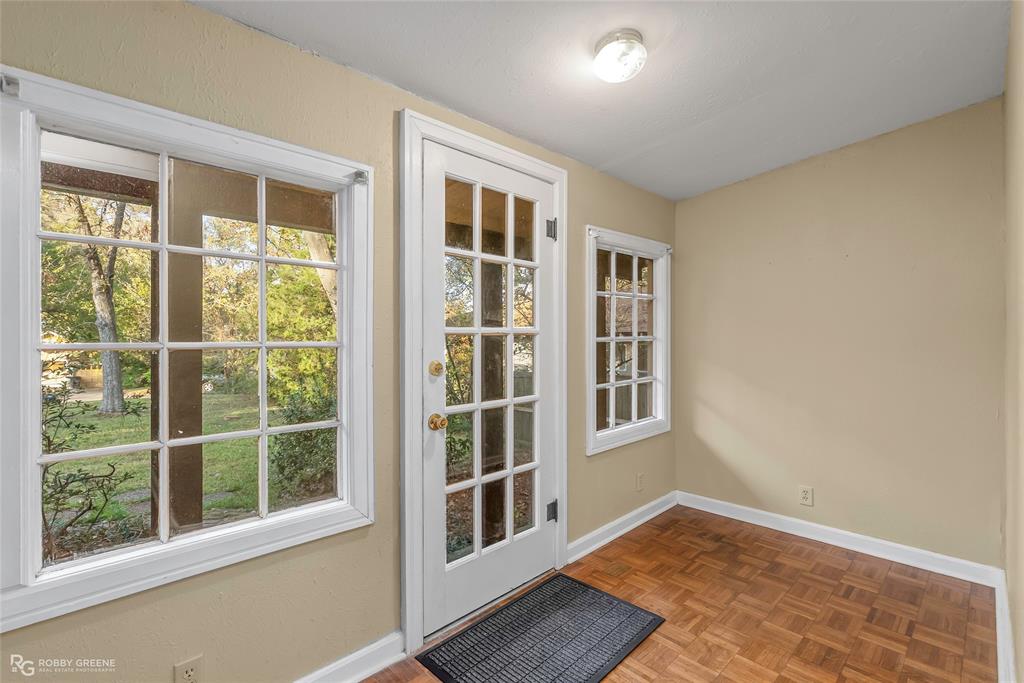 927 Boulevard Street