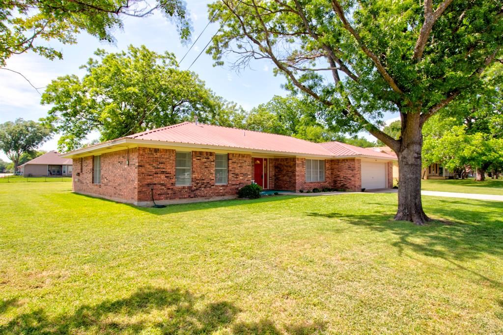 Photo of 808 S Jefferson Street, Pilot Point, TX 76258 (MLS # 21273202)