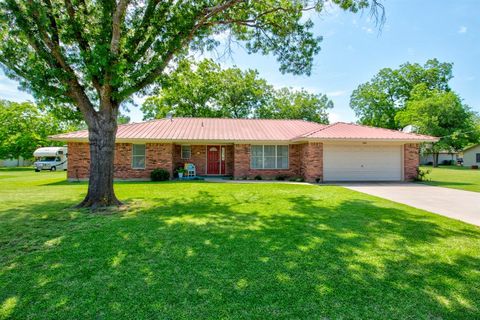 Photo of 808 S Jefferson Street, Pilot Point, TX 76258 (MLS # 21273202)
