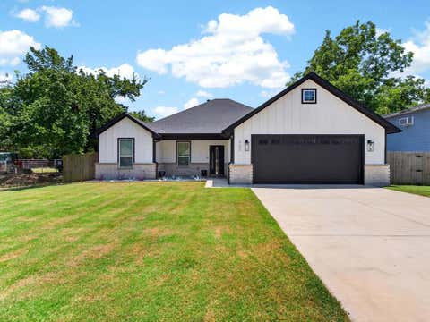 Photo of 902 N Main Street, Tioga, TX 76271 (MLS # 21312369)