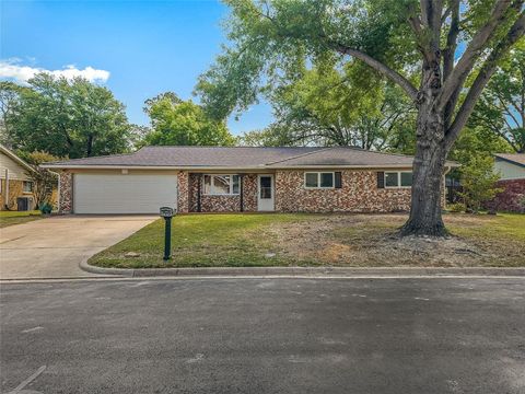 Photo of 220 Cooper Drive, Hurst, TX 76053 (MLS # 21233074)