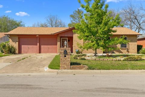 Photo of 3229 Oak Timber Drive, Forest Hill, TX 76119 (MLS # 21275349)