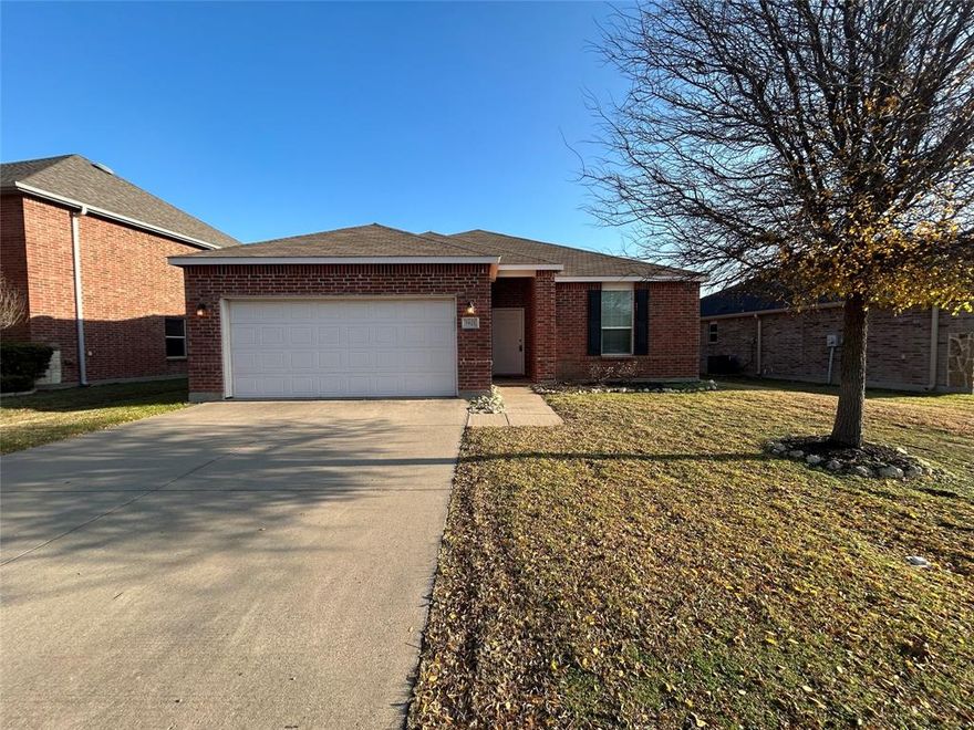 Spacious 4-bedroom, 3-bath home featuring two primary suites and an open-concept floor plan, located in The Parks at Boat Club community. The kitchen offers ample cabinet space and new black appliances. The split primary suite includes a separate tub and shower. Ceramic tile is featured in wet areas, with new carpet in the bedrooms.

Enjoy access to neighborhood amenities such as parks, a community pool, and walking and cycling trails. Conveniently located near shopping, restaurants, and Eagle Mountain Lake.