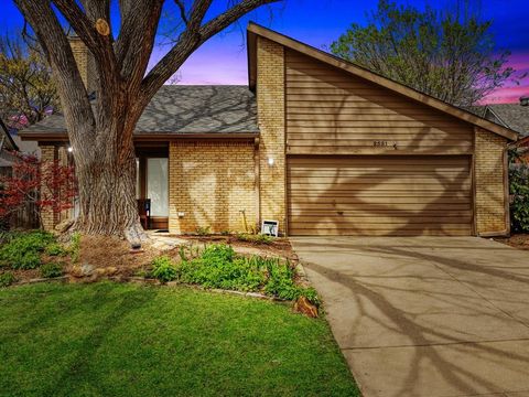 Photo of 2531 Lake Bend Terrace, Carrollton, TX 75006 (MLS # 21212067)