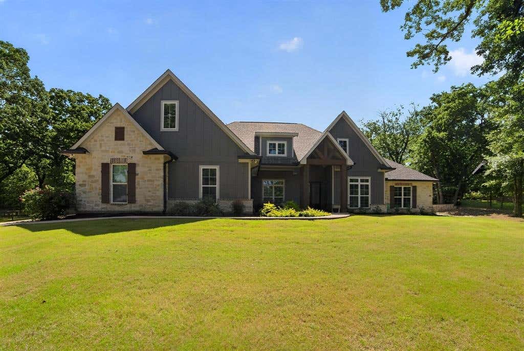 Photo of 125 Oakbend Trail, Mabank, TX 75147 (MLS # 21307355)