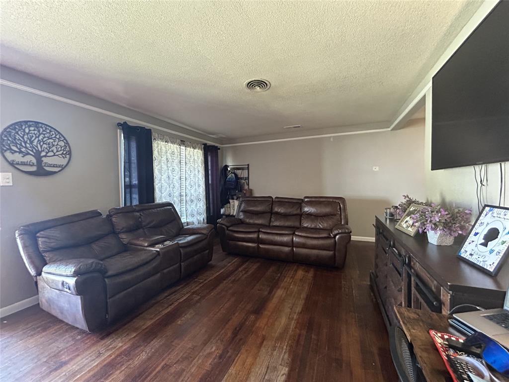 135 Oak Drive E