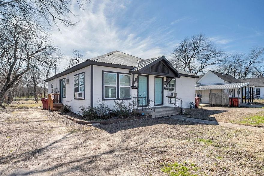 Multifamily Investment Opportunity in Rapidly Growing Bonham, TX

Rent- Unit W- $1,250
Unit E- $1,100
Unit G- $950
Total Income- $3,300

All units have there own electric and utilities

Don’t miss this excellent opportunity to own a fully renovated multifamily property in a prime location in fast-growing Bonham. This offering includes a duplex and a garage apartment, presenting strong potential for rental income and long-term investment growth.

?? Recent Improvements Include:
Duplex and Garage Apartment:

New windows throughout

Updated plumbing and electrical systems

New kitchen cabinets with granite countertops

New vinyl flooring and carpet

Fully renovated bathrooms with new tile, toilets, vanities, and faucets

Fresh interior and exterior paint

Each unit has its own dedicated water and electricity meter

With the major renovations already completed, this property is move-in ready and primed for income generation. An ideal choice for investors seeking a turn-key asset in a high-demand market.