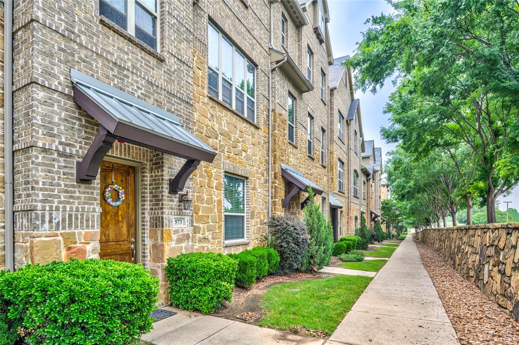 573 W Royal Lane