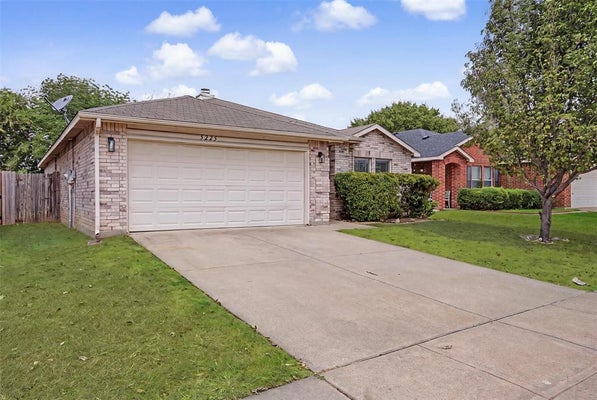 5225 NEWCASTLE LN, FORT WORTH, TX 76135 - Image faee56d4bb2a97ed91d628135e64b575/2296049001