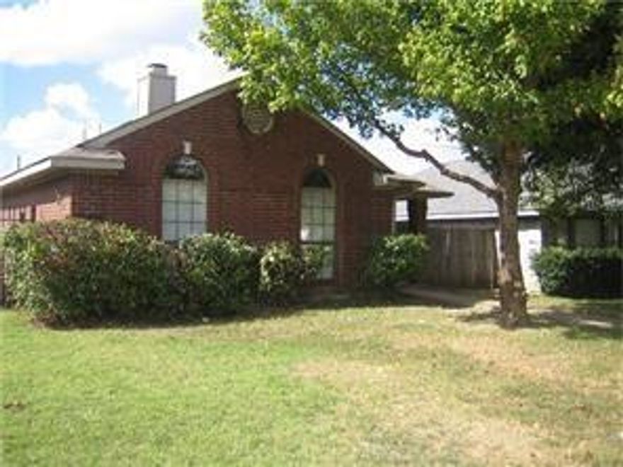 NICE SINGLE STORY HOME,  FRESH PAINT, NEW CARPET,  LIVING AREA, DINING AREA, LOTS OF CLOSETS, TWO CAR GARAGE, FENCED YARD. SEE APPLICATION REQUIREMENTS IN MLS TRANSACTION DESK.