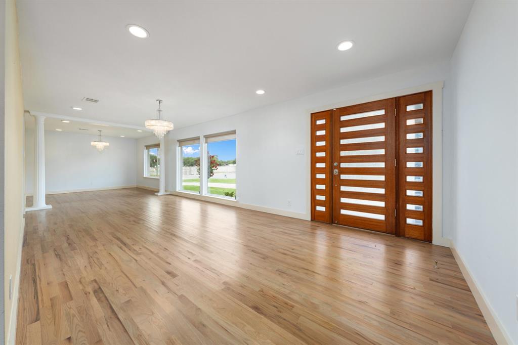 5710 Forest Lane