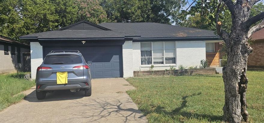 Single story home 3B 2 Full Bath. Large lot in the neighborhood. walking distance to schools shopping and much more.
Mi gente Linda casa con mucho parquadero en la parte trasera para las camionetas del trabajo.