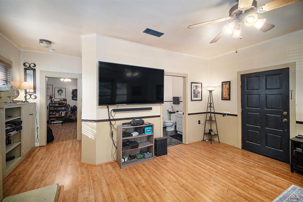 105 E Lone Star Avenue
