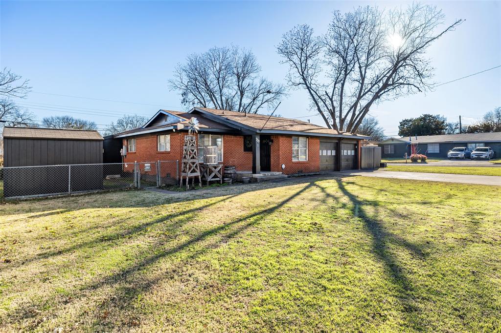 Cleburne, Texas 76033, United States, 3 Bedrooms Bedrooms, ,2 BathroomsBathrooms,Residential,Pending,20971