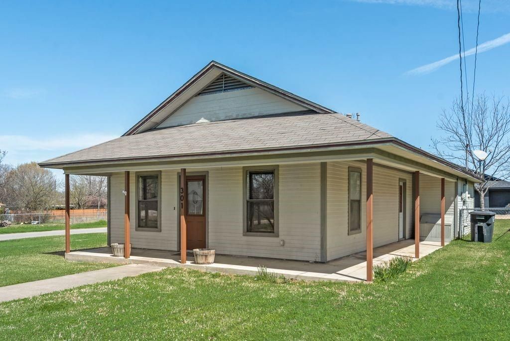 Photo of 301 Lipscomb Street, Cleburne, TX 76031 (MLS # 21209224)