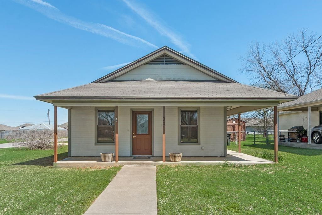 Photo of 301 Lipscomb Street, Cleburne, TX 76031 (MLS # 21209224)